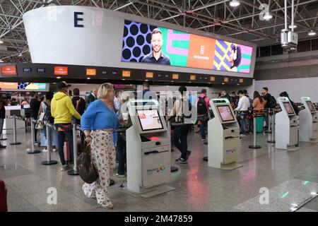 Rio de Janeiro, Rio de Janeiro, Brasile. 19th Dec, 2022. (INT) Sciopero generale degli Aeronauti all'Aeroporto Internazionale di Rio Galeao. Dicembre 19, 2022, Rio de Janeiro, Brasile: La situazione all'aeroporto internazionale di Rio Galeao durante lo sciopero degli Aeronauts di Lunedi (19) a Rio de Janeiro.Credit: Jose Lucena/Thenews2 (Credit Image: © Jose Lucena/TheNEWS2 via ZUMA Press Wire) Foto Stock