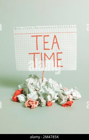 Scrittura con visualizzazione del testo Tea Time. Business Concept il momento del pomeriggio in cui alcune persone mangiano un piccolo pasto Foto Stock