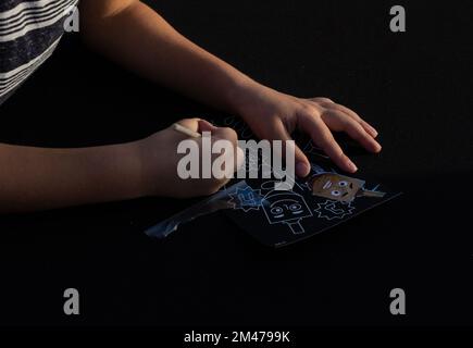Pikesville, Aruba, Aruba. 19th Dec, 2022. Chabad celebra la prima notte di Hannukah sulla spiaggia circondata da gente del posto e turisti al Ritz-Carlton Aruba. (Credit Image: © Swet Jacqueline/ZUMA Press Wire) Foto Stock
