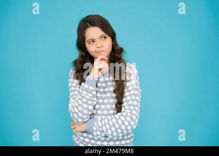 Perché così grave. Bambino piccolo con sguardo serio. Ragazza seria sfondo blu. Bellezza e moda. Serio ma incantevole Foto Stock