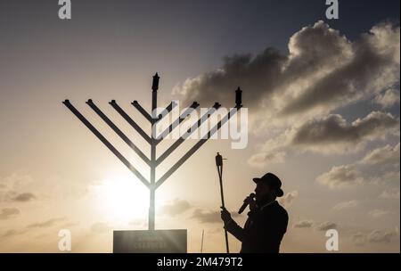 Pikesville, Aruba, Aruba. 19th Dec, 2022. Chabad celebra la prima notte di Hannukah sulla spiaggia circondata da gente del posto e turisti al Ritz-Carlton Aruba. (Credit Image: © Swet Jacqueline/ZUMA Press Wire) Foto Stock