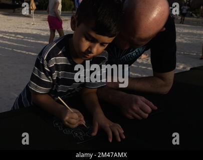 Pikesville, Aruba, Aruba. 19th Dec, 2022. Chabad celebra la prima notte di Hannukah sulla spiaggia circondata da gente del posto e turisti al Ritz-Carlton Aruba. (Credit Image: © Swet Jacqueline/ZUMA Press Wire) Foto Stock