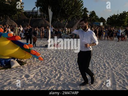 Pikesville, Aruba, Aruba. 19th Dec, 2022. Chabad celebra la prima notte di Hannukah sulla spiaggia circondata da gente del posto e turisti al Ritz-Carlton Aruba. (Credit Image: © Swet Jacqueline/ZUMA Press Wire) Foto Stock