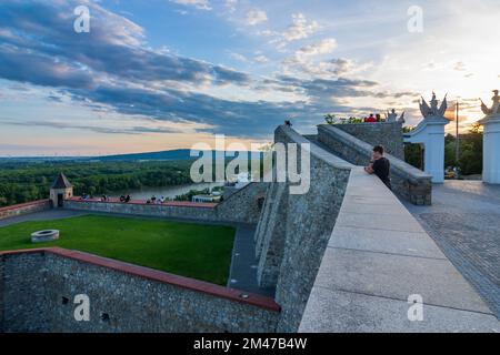 Bratislava (Pressburg): fiume Danubio, giovani seduti in cima alle mura del Castello in , Slovacchia Foto Stock