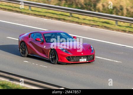 2019 Red FERRARI 812 SUPERFAST S-A BCE 6498cc benzina semi-auto a 7 velocità; viaggiando sull'autostrada M6 UK Foto Stock