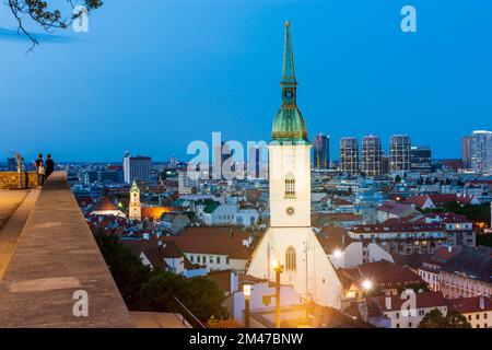 Bratislava (Pressburg): Vista dal Castello di Bratislava alla Città Vecchia, Cattedrale di San Martino (Katedrála svätého Martina) in , Slovacchia Foto Stock