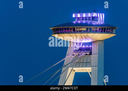 Bratislava (Pressburg): Piattaforma di osservazione e ristorante della maggior parte SNP (Ponte della rivolta Nazionale Slovacca) in , , Slovacchia Foto Stock