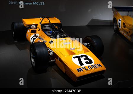 Classica auto da corsa gialla dalla gara di Indianapolis 500 1970 McLaren M15a Foto Stock