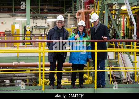 Werner BAUMANN, Presidente della direzione, Amministratore Delegato di Bayer AG, Dr. Claudia AUFDERHAAR, e-Operations Manager, Hendrik WUEST, Wust, CDU, primo ministro dello Stato della Renania settentrionale-Vestfalia, ispeziona (da sinistra) l'impianto di produzione, inaugura l'impianto di riciclaggio del cloruro di ferro (III) della Bayer AG a Dormagen il 19th dicembre. 2022. Foto Stock