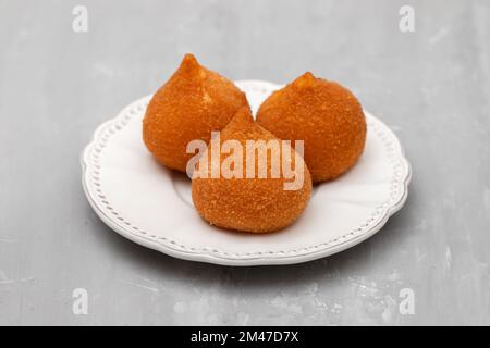 I tradizionali drumsticks brasiliani fritti Coxinha de frango su un piatto piccolo Foto Stock