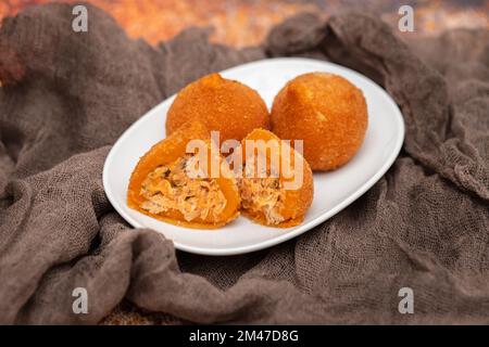 I tradizionali drumsticks brasiliani fritti Coxinha de frango su un piatto piccolo Foto Stock