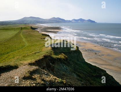 Dinas Dinlle Hillfort e la spiaggia, Llandwrog, Gwynedd, guardando SSW sopra il forte verso Aberdesach, e le colline del Nord Leyn. Foto Stock