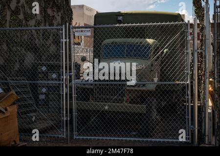 Un vecchio camion militare della seconda guerra mondiale parcheggiato in un vicolo dietro una recinzione metallica. gmc ckw Foto Stock