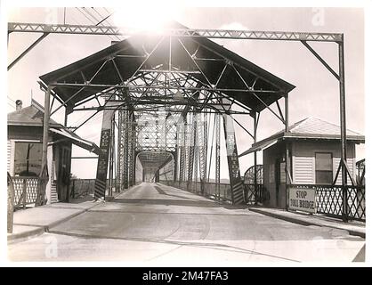 Ponte a pedaggio della comunità sul fiume Ohio sulla US 50 a Parkersburg, West Virginia. Didascalia originale: Community Toll Bridge - di proprietà privata - sul fiume Ohio sulla US 50 a Parkersburg, West Virginia. J. K. Hillers. 6/20/1935. Stato: West Virginia. Foto Stock