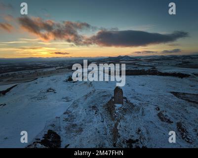 Vista aerea della Torre di Smailholm che guarda verso gli Eildons al tramonto in una frizzante giornata di inverni gelosi. Foto Stock