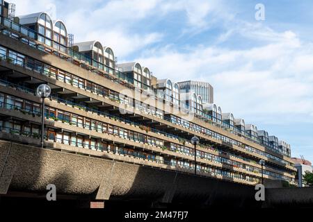 Casa ben Jonson il più lungo blocco di terrazza nella tenuta Barbican. Corre da est a ovest sul podio nord. Sulla parte anteriore, si affaccia a sud verso il Foto Stock