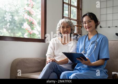 Chiudere il modulo di richiesta del medico di sesso femminile mentre si consulta il paziente anziano Foto Stock