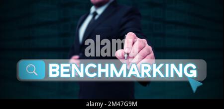 Scrittura che visualizza il benchmarking del testo. Parola scritta su valutare qualcosa dal confronto con una strategia standard Foto Stock