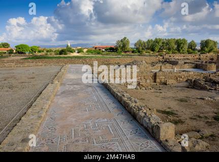 PAPHOS, CIPRO - NOVEMBRE 22: (NOTA EDITORIALE: Per questa immagine è stato utilizzato un filtro colore [graduato]). Veduta generale delle rovine della Villa di Theseus e del Faro del Parco Archeologico di Pafos il 22 novembre 2022 a Paphos, Cipro. Foto Stock