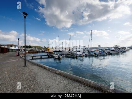 PAPHOS, CIPRO - NOVEMBRE 22: (NOTA EDITORIALE: Per questa immagine è stato utilizzato un filtro colore [graduato]). Le barche sono ormeggiate al porto il 22 novembre 2022 a Paphos, Cipro. Foto Stock