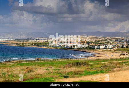 PAPHOS, CIPRO - NOVEMBRE 22: (NOTA EDITORIALE: Per questa immagine è stato utilizzato un filtro colore [graduato]). Vista generale della Spiaggia del Faro il 22 novembre 2022 a Paphos, Cipro. Foto Stock