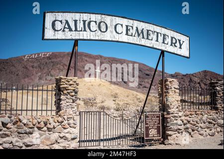 Ingresso del cimitero della città fantasma di Calico, una città del vecchio e lontano ovest Foto Stock