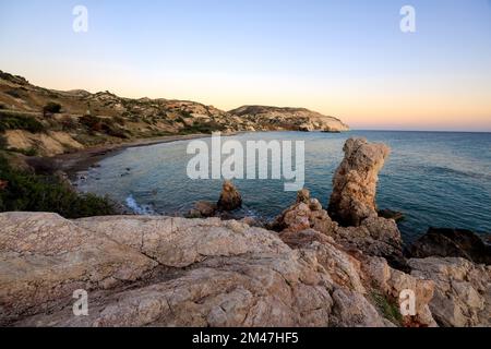 KOUKLIA, CIPRO - 22 NOVEMBRE: Veduta generale dell’altra sponda della spiaggia di Afrodite a Petra tou Romiou (roccia di Afrodite) il 22 novembre 2022 a Kouklia, Cipro. Foto Stock