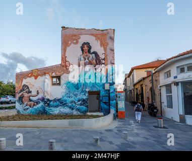 PAPHOS, CIPRO - 23 NOVEMBRE: Vista generale del dipinto murale di Afrodite al quartiere Hani di Ibrahim Artis della Città Vecchia il 23 novembre 2022 a Paphos, Cipro. Foto Stock