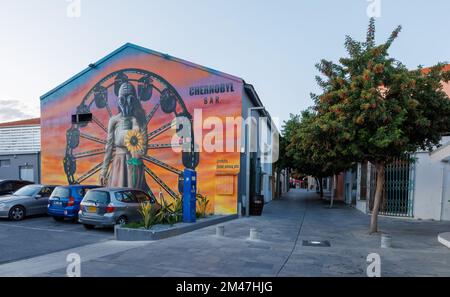 PAPHOS, CIPRO - 23 NOVEMBRE: Vista generale del dipinto murale di Cernobyl Bar presso il quartiere Hani di Ibrahim Artis della Città Vecchia il 23 novembre 2022 a Paphos, Cipro. Foto Stock