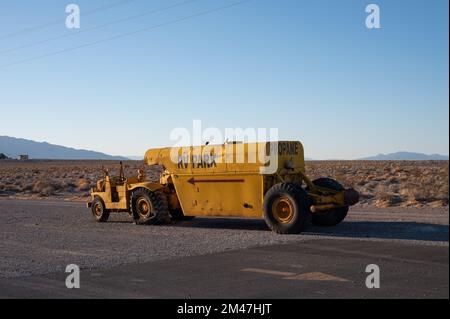 Trattore giallo che trasporta un rimorchio con un serbatoio di propano. Caterpillar serie DX10 1N 4x2. Viene abbandonato Foto Stock