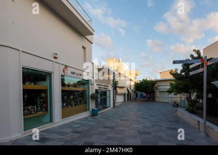 PAPHOS, CIPRO - 23 NOVEMBRE: I negozi sono ancora chiusi dopo l'alta stagione turistica nella Città Vecchia il 23 novembre 2022 a Paphos, Cipro. Foto Stock