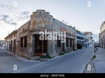 PAPHOS, CIPRO - 23 NOVEMBRE: Un edificio in rovina è visto nella città vecchia il 23 novembre 2022 a Paphos, Cipro. Foto Stock