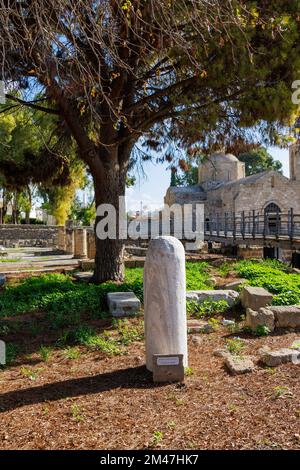 PAPHOS, CIPRO - 23 NOVEMBRE: Vista generale del pilastro di San Paolo nella chiesa di Agia Kyriaki Chrysopolitissa il 23 novembre 2022 a Paphos, Cipro. Foto Stock