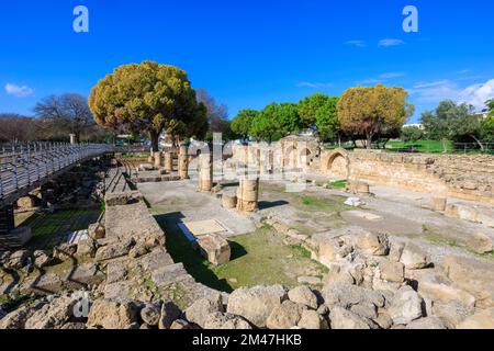 PAPHOS, CIPRO - 23 NOVEMBRE: Vista generale dell'atrio alla chiesa di Agia Kyriaki Chrysopolitissa il 23 novembre 2022 a Paphos, Cipro. Foto Stock