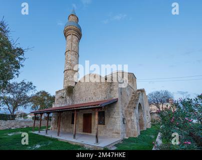 PAPHOS, CIPRO - 23 NOVEMBRE: Vista generale della chiesa turca di Hagia Sophia nella città vecchia il 23 novembre 2022 a Paphos, Cipro. Foto Stock