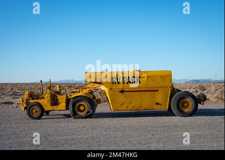 Trattore giallo che trasporta un rimorchio con un serbatoio di propano. Caterpillar serie DX10 1N 4x2. Viene abbandonato Foto Stock