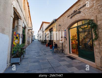 PAPHOS, CIPRO - 23 NOVEMBRE: La maggior parte dei negozi sono ancora chiusi dopo l'alta stagione turistica nella città vecchia il 23 novembre 2022 a Paphos, Cipro. Foto Stock