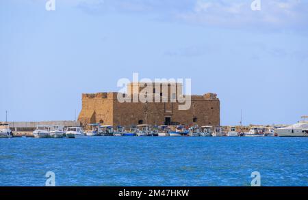 PAPHOS, CIPRO - 24 NOVEMBRE: Le barche sono ormeggiate di fronte al Castello di Paphos al porto il 24 novembre 2022 a Paphos, Cipro. Foto Stock