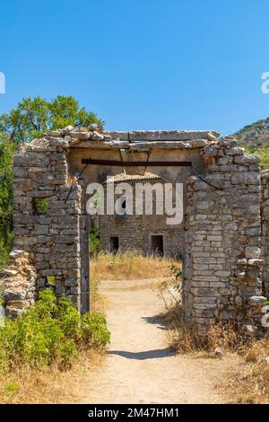 Rovine del villaggio abbandonato di Perithia, Corfù, Grecia Foto Stock