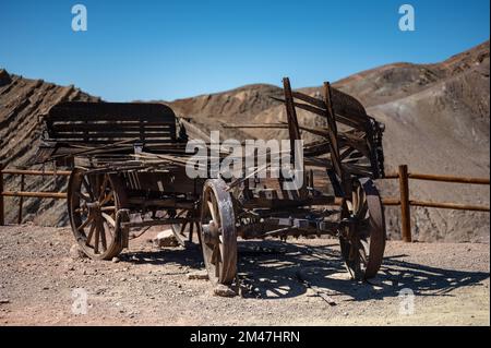 resti di un vecchio carro di legno in una città nell'estremo ovest. Viene abbandonato Foto Stock