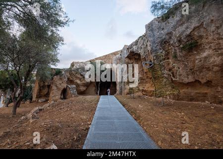 PAPHOS, CIPRO - 24 NOVEMBRE: Un visitatore cammina nelle catacombe della collina di Fabrica il 24 novembre 2022 a Paphos, Cipro. Foto Stock