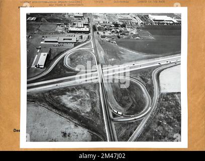 Contea di Alameda, California. Didascalia originale: Contea di Alameda, California. Vista aerea della Eastshore Freeway che mostra la struttura First Avenue all'incrocio a due quadranti a foglia di garofano. Foto scattata il 2 luglio 1952. Stato: California. Foto Stock