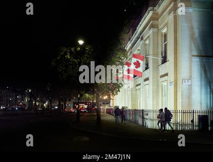 Bandiere fuori dall'ambasciata canadese a Trafalgar Square, Londra, Inghilterra, dicembre 2022. Foto Stock