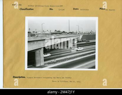 Cavalcavia Olympic Boulevard. Didascalia originale: Olympic Boulevard che sorpassa la Santa Ana Freeway. Foto di T. W. Kines, 10 novembre 1953. Stato: California. Località: Los Angeles. Foto Stock