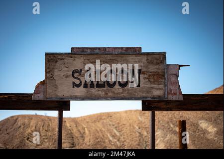 Saloon Sign in Old Wild West Ghost Town Foto Stock