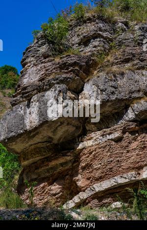 Ammira le formazioni geologiche della gola del fiume Boljetin nella Serbia orientale Foto Stock