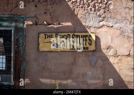 I buoni animali in questo testo su un segno di legno giallo, in una vecchia facciata occidentale della casa Foto Stock