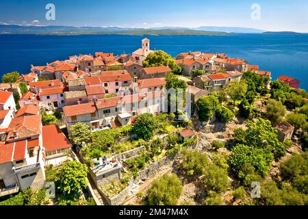 Villaggio mediterraneo di Beli sull'isola di Cres vista aerea, arcipelago del Quarnero di Croazia Foto Stock