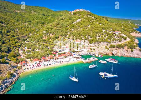 Spiaggia Adriatica a Beli sull'isola di Cres vista aerea, arcipelago del Quarnero di Croazia Foto Stock