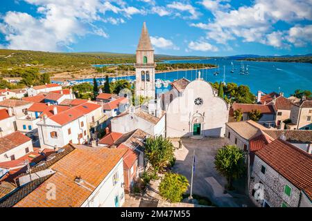 Città storica di Osor che collega le isole di Cres e Losinj vista aerea, l'arcipelago del Quarnero della Croazia Foto Stock